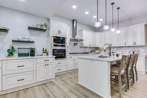 Indianapolis House | Spacious Barndominium walking distance-Lucas Oil!