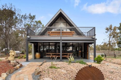 Tanunda House | Spacious Barossa Retreat with Balcony Views