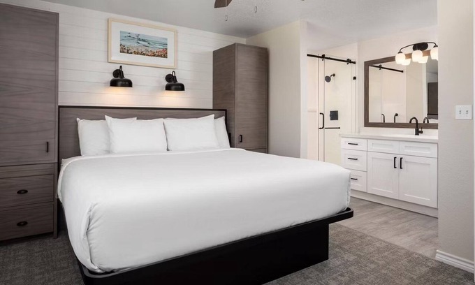 Galveston Hotel | Spacious Beach Resort Stay w/Full Kitchen, Pool, Lazy River & Sports Courts