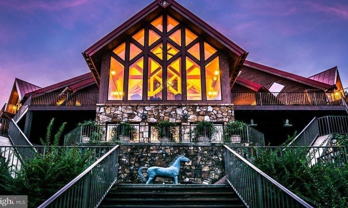 McHenry House | Spacious, beautiful lakefront home