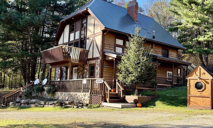 Great Valley Ski Chalet | Spacious & Beautiful 8 Bdrm Chalet Set Up For Large Group Entertaining!