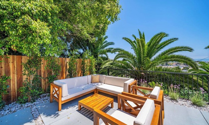 Coastal San Pedro House | Spacious & Beautiful 3-bedroom 3 1/2 bath ocean-dreamscape