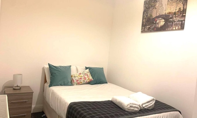 Bothwell Apartment | Spacious, bright, 3 bed, Suitable for Long Stays