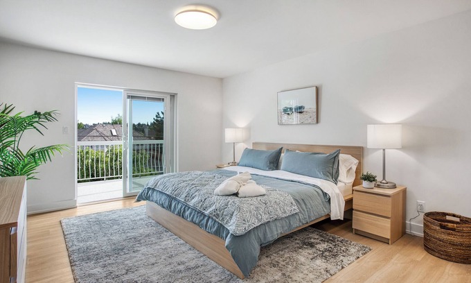 Kitsilano House | Spacious & Bright 3BR + 3BTH near UBC (direct road!) & Downtown