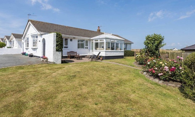 Rhosneigr House | - Spacious bungalow awarded 4* rating with visit Wales. Stunning views.