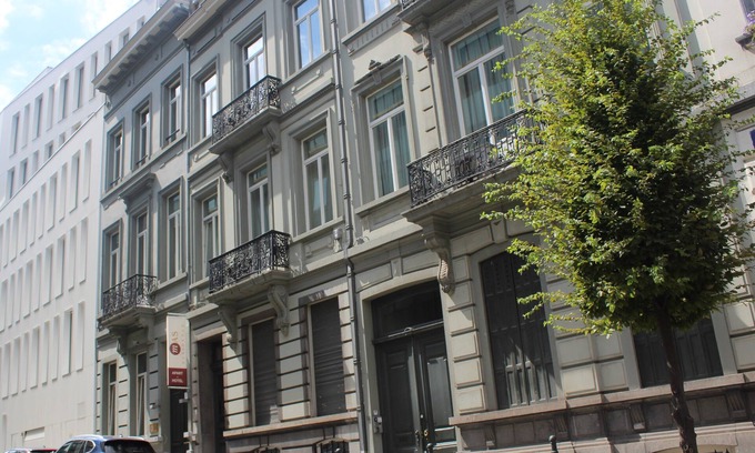 Upper Town Apartment | Spacious Business Suites. Fully equipped kitchen. Great location.