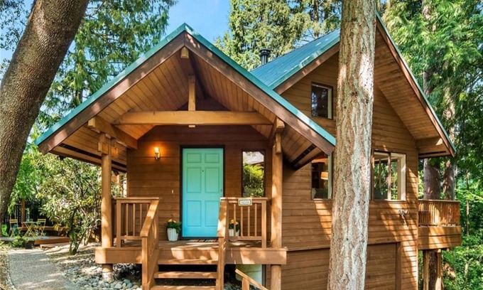 Cedar Heights House | Spacious Cabin Style Home with Hot Tub, Sauna, King Bed, Loft, Free Parking