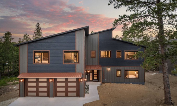 Lead Cabin | Spacious Cabin with AC, Wifi, Hot Tub, Garage & Trail Access