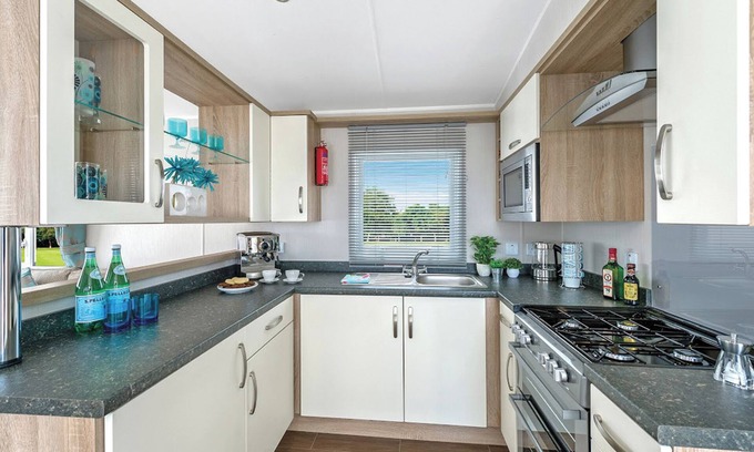 Llwyngwril House | Spacious caravan with one double and two twin.