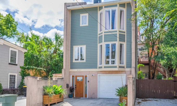 Historic Downtown Savannah Apartment | Spacious Carriage House| King Beds + Free Parking!
