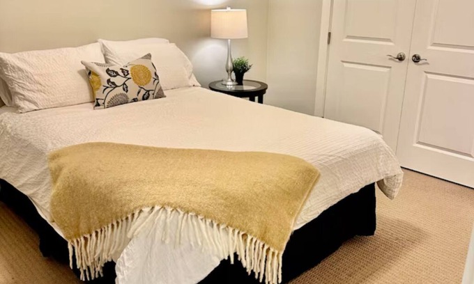 Jubilee Apartment | Spacious & Central One Bedroom Apt in Fernwood - 10 min walk to Royal Jubilee!