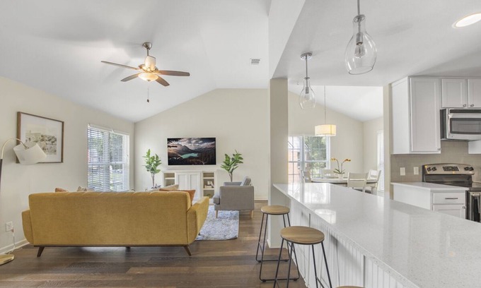 Mid City South Condo | Spacious, Centrally Located 2bd Condo w/ Pool