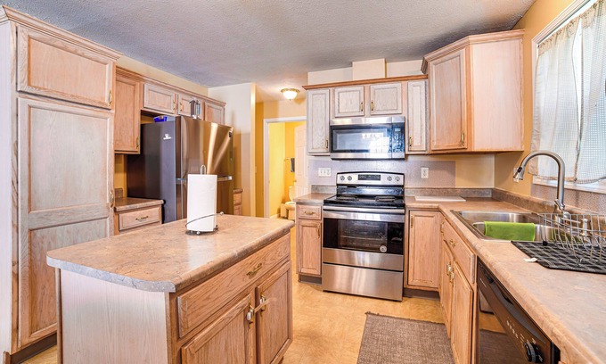 Champaign House | Spacious Champaign Home By University of Illinois!