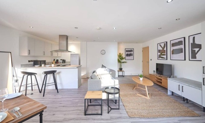 Preston Apartment | Spacious & Characterful Preston Apartment w Parking