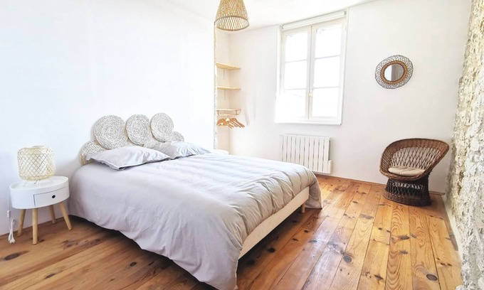 Monflanquin House | Spacious charming house, terrace and view of the square