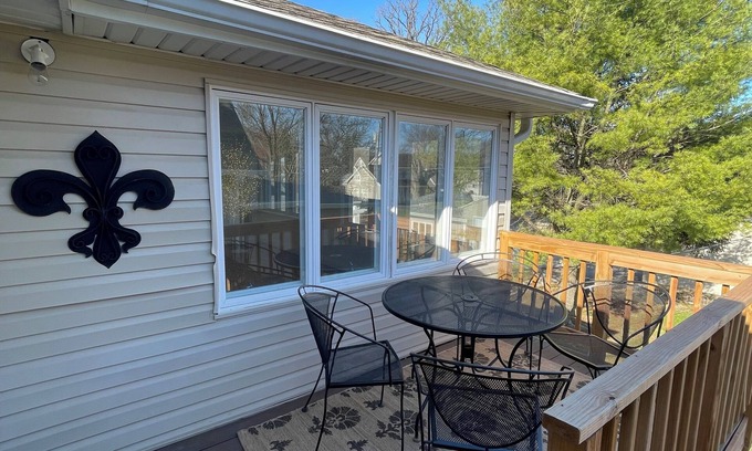 Geneva House | Spacious & Chic St. Charles/Geneva 3BR Apt -ideal for families & girls' getaways