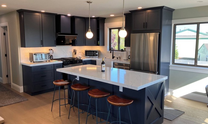 El Granada House | Spacious Coastal Retreat for Groups — Walk to Beach, Harbor & Trails