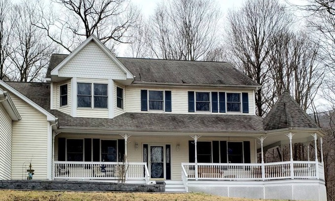 Cornwall House | Spacious Colonial on 2 plus Acres