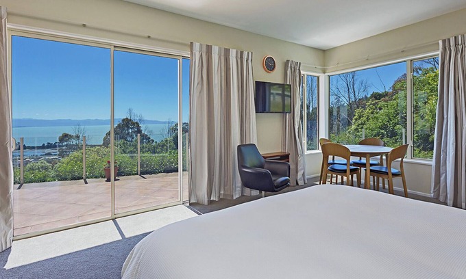 Tahunanui Apartment | Spacious, Comfortable, Sunny Nelson studio with Sea Views!