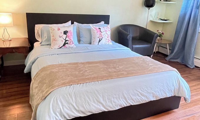 Middletown Apartment | Spacious, comfortable rooms near beach & Newport