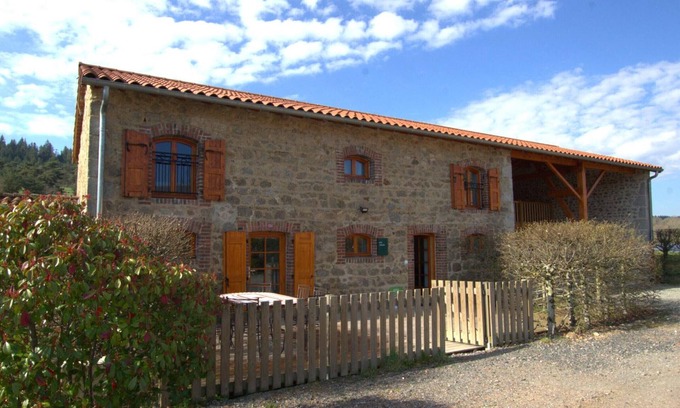Les Salles Cottage | Spacious cottage with wooden terrace, nature and hiking