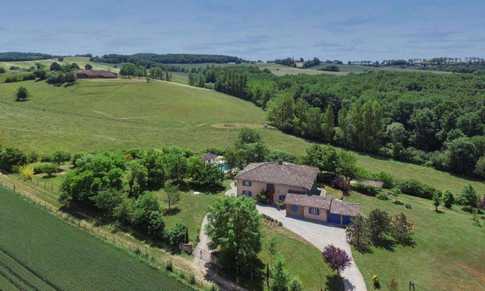 Lisle-sur-Tarn Villa | Spacious Countryside Villa, Games Room, Private Heated Pool & Large Grounds - 5mins from Salvagnac!
