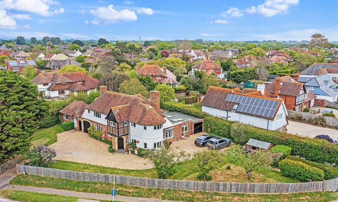 West Wittering House | Spacious Country Home by White Sandy Beach - Sleeps 10