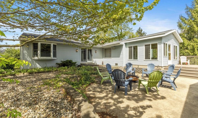 Grand Junction House | Spacious Country Home & 15 minutes from Lake Michigann