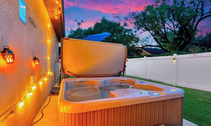 East Tampa House | Spacious & Cozy Family Getaway ~ Close to Downtown ~ Backyard ~ BBQ ~ Parking