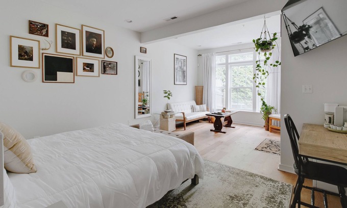 North Chesterfield House | Spacious & Cozy Modern Art Suite - Centrally Located!