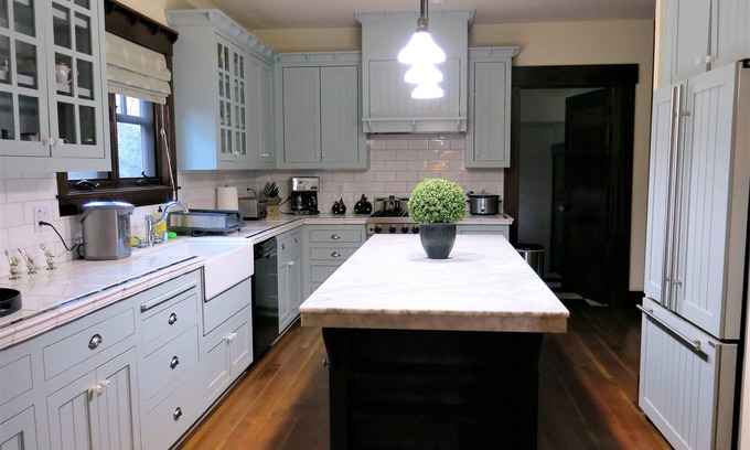 Davis House | Spacious Craftstman house in Downtown Davis, 1 mile to Campus