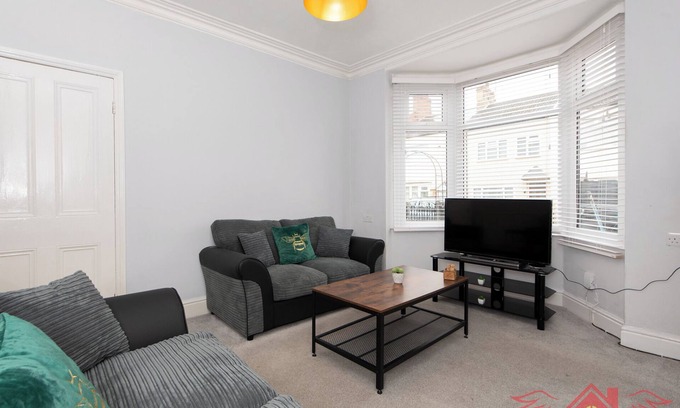 Darlington House | Spacious Darlington 3BR Home near City Centre with Garden and Parking - sleeps 6