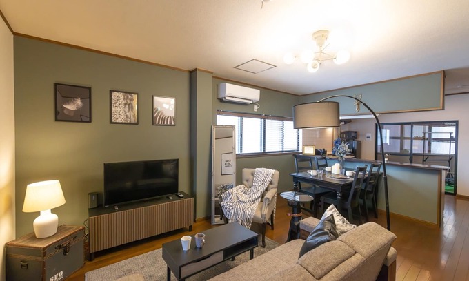 Konohana Apartment | Spacious designer apartment welllocated next to Universal Studios Japan with space for 8 pax - It to the USJ/Osaka Ōsaka