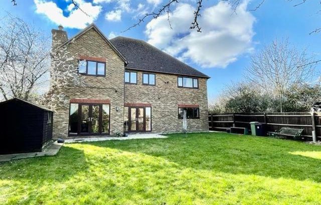 Knowle Sands House | Spacious detached 5 bedroom house with a fireplace