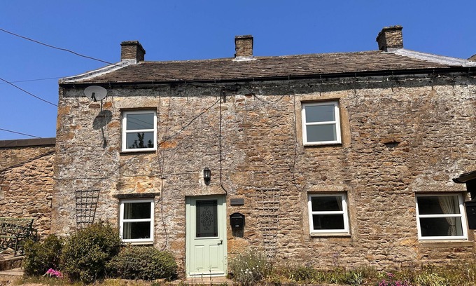 Langthwaite Cottage | Spacious detached holiday home, sleeps 7 with 2 furry friends, free WiFi, two pubs nearby.