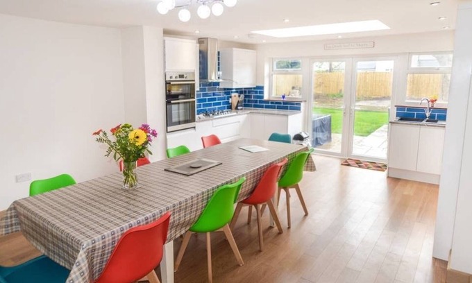 Hythe House | Spacious detached house with private hot tub