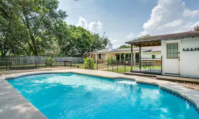 Bedford House | Spacious DFW Hub, Work & Play