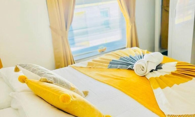 Portsmouth Bed & Breakfast | Spacious double room shared bathroom