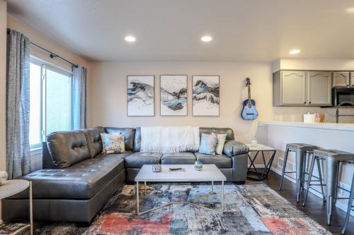Berkley House | Spacious Duplex Near Tennyson W Backyard