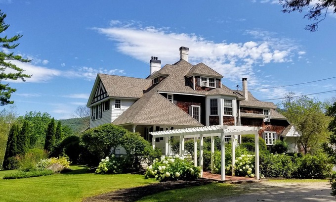 North Conway House | Spacious Elegant Historic Manor in the White Mountains -Skiing, Story Land, More