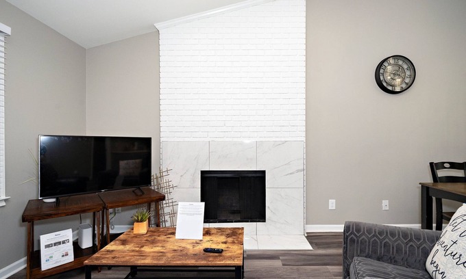 Cary House | Spacious Entire Home – Ideal for Groups & Families