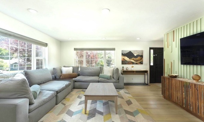 Glenwood Springs House | Spacious Family Retreat w/gourmet kitchen, 2.6 mi 2 downtown & 15 Min to Skiing