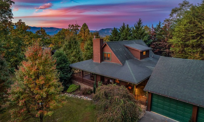 Townsend Cabin | Spacious Family Cabin | 5 mi to National Park | Hot Tub | Arcade | Fall Deals!
