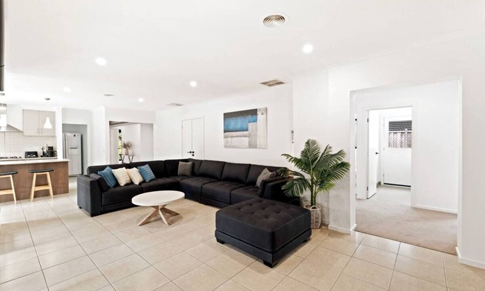 Rosebud House | Spacious family friendly home w/spa & Games room