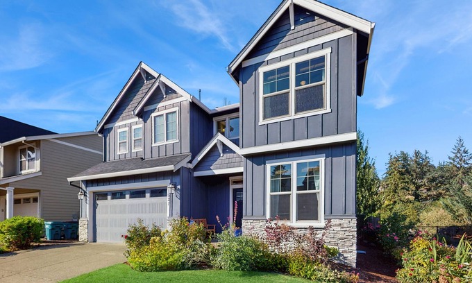 Newberg House | Spacious family-friendly home w/enclosed backyard, gas grill, fire pit & WIFI
