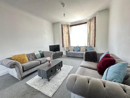 Loxford House | Spacious Family Friendly 4-Bed Holiday Home