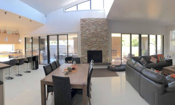 Dromana House | Spacious Family Getaway Indoor/Outdoor living close to beach, shops & wineries