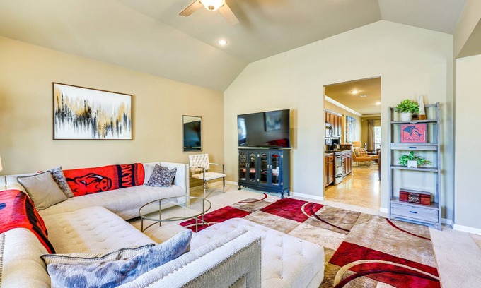 Fayetteville House | Spacious Family Home 3 Mi to Downtown Fayetteville