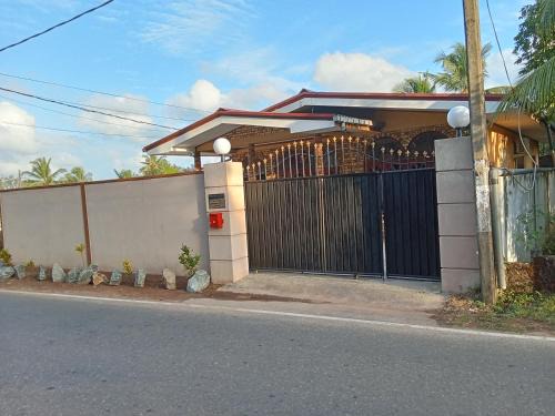Ja-Ela House | Spacious family holiday Home Near Airport, JAELA, Aussie holiday home