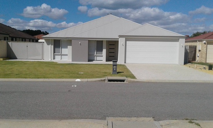 Dawesville House | Spacious family home,5 minutes walk to beach